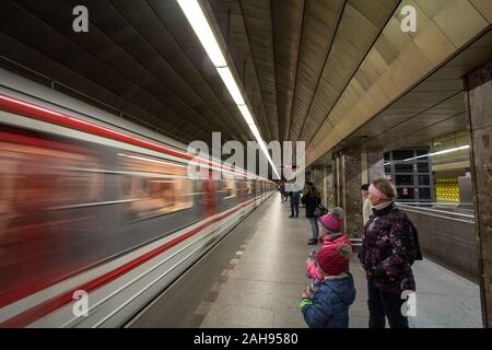 Prag, Tschechien - NOVEMBER 2, 2019: Passagiere mit einem Prag Prazske Metro (U-Bahn), mit Geschwindigkeit und Bewegung. Es ist das Wichtigste schnelle Tran Stockfoto