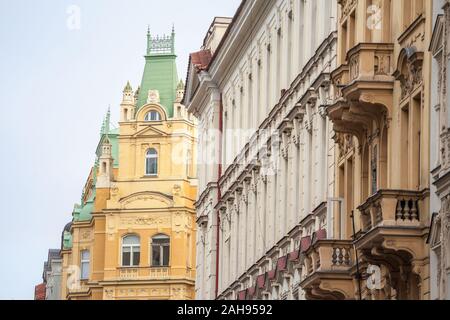 Typisch österreichisch-ungarischen Fassade eines barocken Appartement Wohnhaus in einer ruhigen Straße in der Altstadt, im historischen Zentrum von Prag, Tschechische Republik, Stockfoto