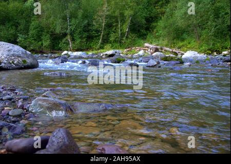 Ein Fragment von Swift und turbulenten mountain river Kuvertieren grosse Felsbrocken auf dem Weg. Altai, Sibirien, Russland. Stockfoto