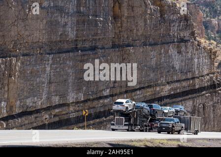 Lkw Fahren durch eine Straße mit Kohle Nähte auf der Autobahn 6 in Carbon County, Utah. Stockfoto