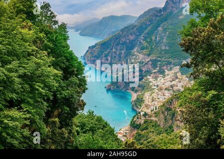 Einem hohen Winkel Aussicht mit Blick auf das Resort Stadt Positano und den azurblauen Wasser und steilen Klippen der Amalfiküste in Italien, Stockfoto