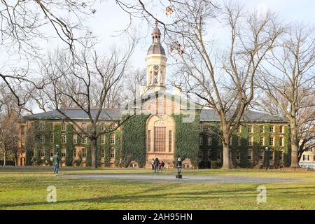 PRINCETON, NJ - Dezember 26, 2019: US News und World Report hat Princeton als beste Hochschule in den Vereinigten Staaten geordnet, Harvard schlagen mit Wh Stockfoto