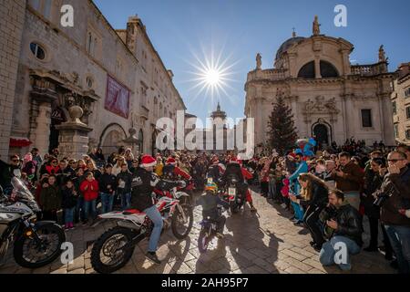 (191227) - Peking, 27. Dez., 2019 (Xinhua) - Motorcycle Club Mitglieder gekleidet in Santa Claus Kostüm fahrmotorräder Geschenke zu verteilen als Teil der traditionellen Weihnachtsfeier in der Altstadt von Dubrovnik, Kroatien, am 26.12.2019. (Grgo Jelavic/Pixsell über Xinhua) Stockfoto