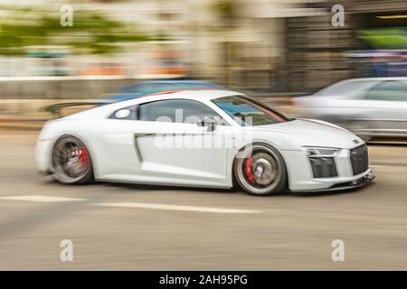 Audi Sportwagen beschleunigt sich in einer Straße Stockfoto