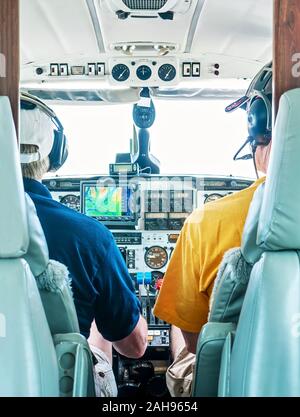 Vancouver, Kanada - 2. Juli 2011. Ein Pilot und Passagier im Cockpit einer Piper Navajo twin-Flugzeuge mit Selbstzündungsmotor, während in der Luft. Stockfoto