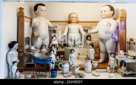 Hamburg, Deutschland. 16 Dez, 2019. Porzellan baden und schwimmen Puppen sind in einem Schaukasten an der Puppe Museum-Falkenstein angezeigt. (Dpa-Korr' Alle diese Geschichten: Was Puppenstuben in Hamburg über die Epochen 'Credit): Markus Scholz/dpa/Alamy leben Nachrichten Stockfoto