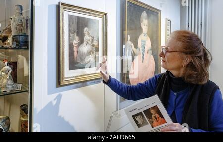 Hamburg, Deutschland. 16 Dez, 2019. Sammler Elke Dröscher in Ihrem Puppenmuseum Falkenstein. (Dpa-Korr' Alle diese Geschichten: Was Puppenstuben in Hamburg über die Epochen 'Credit): Markus Scholz/dpa/Alamy leben Nachrichten Stockfoto