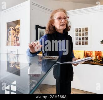 Hamburg, Deutschland. 16 Dez, 2019. Der Kollektor Elke Dröscher steht in ihrem Puppenmuseum Falkenstein. (Dpa-Korr' Alle diese Geschichten: Was Puppenstuben in Hamburg über die Epochen 'Credit): Markus Scholz/dpa/Alamy leben Nachrichten Stockfoto