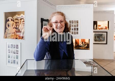 Hamburg, Deutschland. 16 Dez, 2019. Der Kollektor Elke Dröscher steht in ihrem Puppenmuseum Falkenstein. (Dpa-Korr' Alle diese Geschichten: Was Puppenstuben in Hamburg über die Epochen 'Credit): Markus Scholz/dpa/Alamy leben Nachrichten Stockfoto