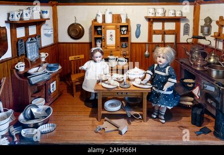 Hamburg, Deutschland. 16 Dez, 2019. Ein Puppen Küche aus dem 19. Jahrhundert steht in einem Schaufenster der Puppe Museum-Falkenstein. (Dpa-Korr' Alle diese Geschichten: Was Puppenstuben in Hamburg über die Epochen 'Credit): Markus Scholz/dpa/Alamy leben Nachrichten Stockfoto