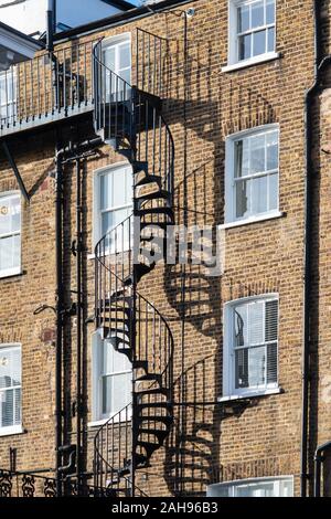 Externe Wendeltreppe und Schatten auf ein Haus in Onslow Gardens, Kensington, London Stockfoto