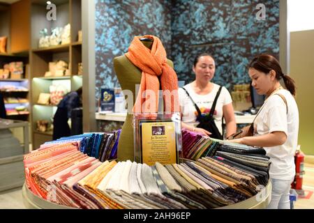 Traditionelle seidenweber von Baan krua Gemeinschaft in Bangkok, Thailand. Diese Cham muslimische Gemeinschaft zusammen mit Jim Thompson. Stockfoto