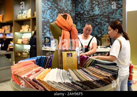 Traditionelle seidenweber von Baan krua Gemeinschaft in Bangkok, Thailand. Diese Cham muslimische Gemeinschaft zusammen mit Jim Thompson. Stockfoto