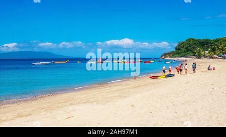 Puerto Galera, Philippinen - November 26, 2018. Die beliebten und schönen weißen Strand, mit feinem weißen Sand, vibrant blue Wasser und wenig Touristen. Stockfoto