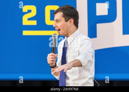 Bürgermeister Peter Buttigieg Holding einen Präsidentschaftswahlkampf Rallye an einer mittleren Schule in Washington, Iowa, USA. Stockfoto
