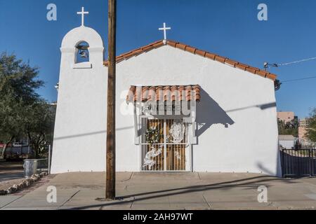 Kleine Römisch-katholische Kirche mit schrägen Seiten der Fassade, eine falsche Front alte Mission Kirchen zu ähneln, im Barrio Historic District Tucson Arizona Stockfoto