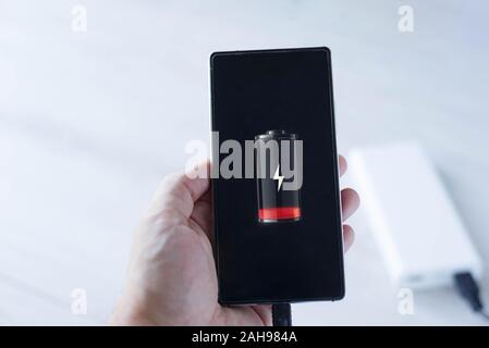 Das Telefon lädt mit Power Bank. Portable Power Bank Stockfoto