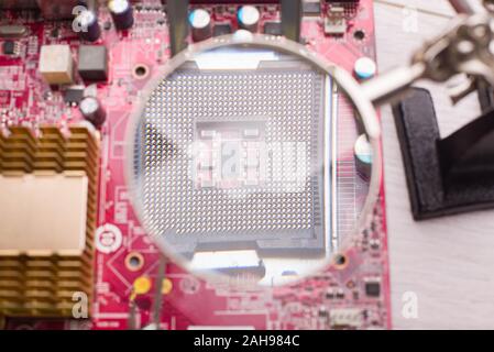 Sockel für Prozessor installieren im Vorstand. CPU-Sockel auf der Systemplatine Stockfoto