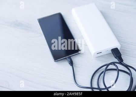 Das Telefon lädt mit Power Bank. Portable Power Bank Stockfoto