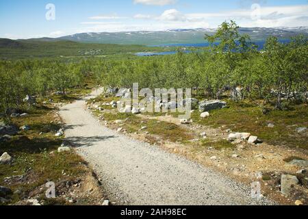 Idyllische Landschaft Straße und Bergblick am Saanatunturi fiel in Enontekiö, Kilpisjärvi, finnisch Lappland, Finnland. Stockfoto