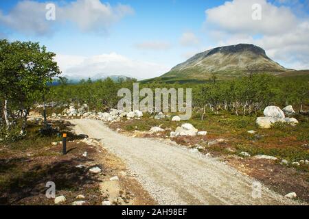 Idyllische Landschaft Straße und Bergblick am Saanatunturi fiel in Enontekiö, Kilpisjärvi, finnisch Lappland, Finnland. Stockfoto