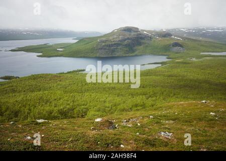 Foggy Panoramablick auf den Kilpisjärvi und Malla Fells, von fiel, Saanatunturi Enontekija, Finnland Stockfoto