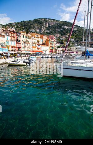 Die idyllische Französische Riviera Stadt Villefranche-sur-Mer ist ein beliebter Badeort in Südfrankreich Stockfoto