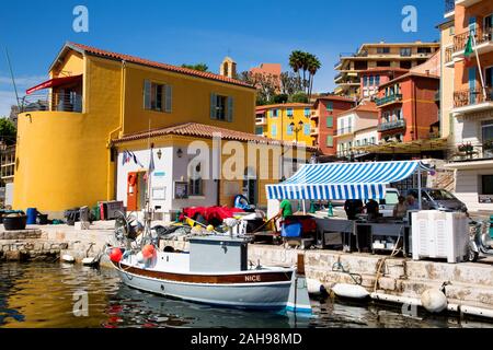 Die idyllische Französische Riviera Stadt Villefranche-sur-Mer ist ein beliebter Badeort in Südfrankreich Stockfoto