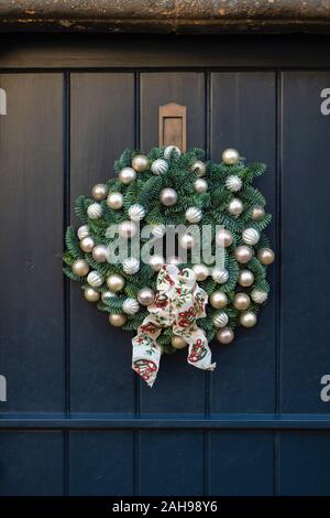 Weihnachten Kranz auf dunklem Holz Tür der Bantam Teestuben. Chipping Campden, Cotswolds, Gloucestershire, England Stockfoto