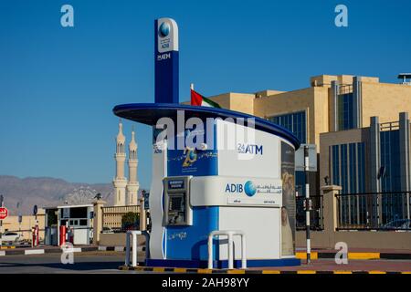 'Ras Al Khaimah, Ras Al Khaimah/Vereinigte Arabische Emirate - 12/22/2019: "Abu Dhabi Islamischen Bank (adib) ATM Drive Thru/durch einen blauen Weitwinkel Schuß auf eine b Stockfoto