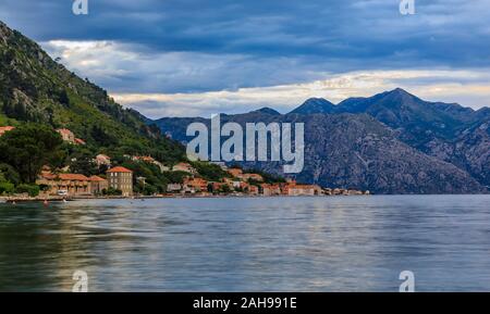 Panoramablick auf die Bucht von Kotor oder Boka Kotorska mit Berge, kristallklare Wasser bei Sonnenuntergang auf dem Balkan, in Montenegro an der Adria Stockfoto