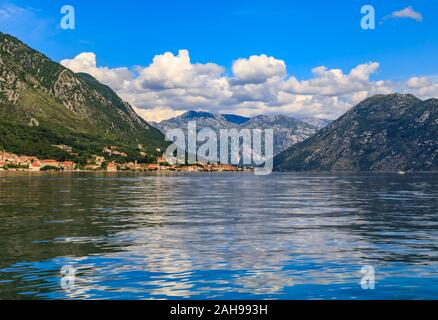 Die malerische Landschaft der Bucht von Kotor oder Boka Kotorska und die umliegenden Berge mit kristallklarem Wasser auf dem Balkan, in Montenegro an der Adria Stockfoto