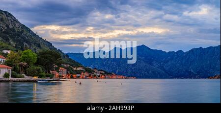 Panoramablick auf die Bucht von Kotor oder Boka Kotorska mit Berge, kristallklare Wasser bei Sonnenuntergang auf dem Balkan, in Montenegro an der Adria Stockfoto