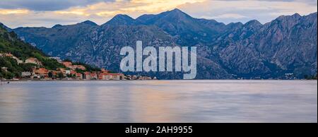 Panoramablick auf die Bucht von Kotor oder Boka Kotorska mit Berge, kristallklare Wasser bei Sonnenuntergang auf dem Balkan, in Montenegro an der Adria Stockfoto