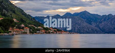 Panoramablick auf die Bucht von Kotor oder Boka Kotorska mit Berge, kristallklare Wasser bei Sonnenuntergang auf dem Balkan, in Montenegro an der Adria Stockfoto