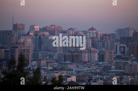 Chaos von neuen Gebäuden in Baku bei Sonnenaufgang Stockfoto