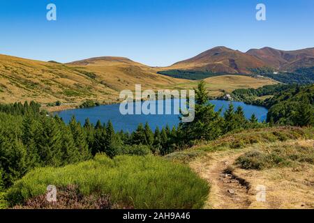 Blick auf den See Guéry aus der Wanderweg, der geht nach Bourboule Stockfoto