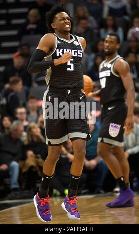 Sacramento, Kalifornien, USA. 26 Dez, 2019. Sacramento Kings guard De Aaron Fox (5) Verlässt nach zurück Spasmen während eines Spiels im Golden 1 Center. Credit: Paul Kitagaki jr./ZUMA Draht/Alamy leben Nachrichten Stockfoto