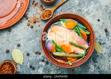 Appetitlich diätetische gekochter Lachs oder Forelle. Fische gesund Brühe Stockfoto