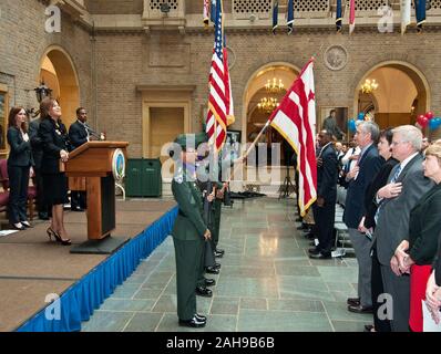 Renee Allen, Büro des Executive Services singt die Nationalhymne mit den Farben von der JROTC Cardozo High School, Washington, DC im Kick-off des US-Landwirtschaftsministerium 2011 kombinierten Bundes Kampagne "Mitgefühl der Einzelpersonen, der Kraft der Gemeinschaft" an USDA in Washington, DC, Mittwoch, 21. September 2011. Das Motto der Kampagne 2011 "feiert 50 Jahre der Pflege, Betreuung und geben." Stockfoto