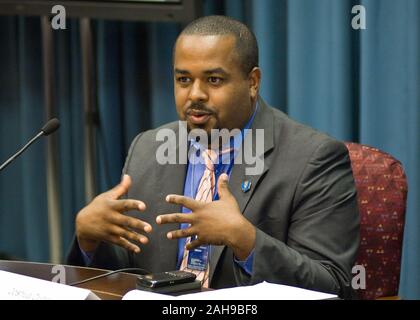 Joshua Dubois, Executive Director und Spezielle, Assistent des Präsidenten, White House Office des Glaubens und Nachbarschaft Partnerschaften Vereinigte Staaten Abteilung der Landwirtschaft Führungskräfte, Mitarbeiter, den Klerus, die Ordensleute und Mitglieder des Glaubens Organisationen aus dem ganzen Land, die an der Konsultation zur Verbesserung der Latino Outreach, ein nationales Essen Gipfel begrüßt an der Vereinigte Staaten Abteilung für Landwirtschaft, Freitag, 1. Oktober in Washington DC statt. Der Schwerpunkt des Gipfels war auf die Verbesserung des Zugangs zur Ernährung Hilfe für die Latino Gemeinschaft. Stockfoto