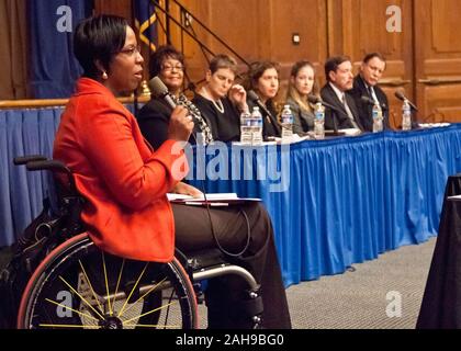 Carmen Jones, Senior Advisor, Abteilungsleitung der Moderator der USDA-Panel für den Erfolg: die Einstellung und Beschäftigung von Menschen mit Behinderungen stellt Fragen an die Mitglieder des Gremiums während der US-Landwirtschaftsministerium nationale Behinderung Beschäftigung ßtsein Monat Veranstaltung in Washington, DC, Mittwoch, 5. Oktober 2011. Zu Jones links sind die Mitglieder des Gremiums: Elaine Jones, Lebensmittel und Ernährung, Robin hörte, Stellvertretender Sekretär für Verwaltung, Francesca Yabraian, Amt des Stellvertretender Sekretär für Verwaltung, Gari Jo Grün, Büro des Oberinspektors, Richard Swenson, Stockfoto