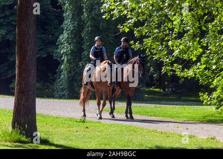 Deutsche Frau Deutschland Polizistin berittene Polizei patrouilliert im Park Stockfoto