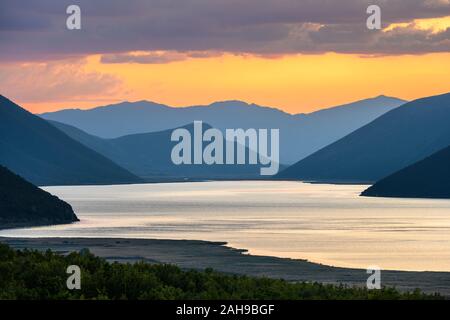 In Mikri Prespa See in Richtung Albanien bei Sonnenuntergang von in der Nähe des Dorfes Mikrolimni in Mazedonien, im Norden Griechenlands. Stockfoto