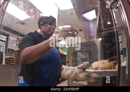 Danielle Robinson mit einem Thermometer die Temperatur der Hühner Braten im Ofen bei Nottingham Volksschule in Arlington, VA zu überprüfen, am Mittwoch, dem 12. Oktober 2011. Stockfoto