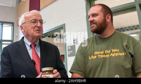 Staatssekretär für Lebensmittel, Ernährung und Consumer Services Kevin Concannon (l.) und Bigg Riggs Hofbesitzers Calvin Riggleman die Bedeutung von Kindern diskutieren und Geschmack der Produkte, die aus der heimischen Landwirtschaft kommt, bei einem Besuch in Nottingham Volksschule in Arlington, VA, am Mittwoch, dem 12. Oktober 2011. Die Landwirte von bigg Riggs Bauernhof im Hampshire County, WV, und Maple Avenue Markt Bauernhof in Wien, VA waren sehr beliebt bei den Studenten. Das heutige Menü enthalten gebratenes Huhn, geröstetem Butternusskürbis mit getrockneten Cranberries, Bauernhof Frischer gemischter Salat Salat, Türkei wickelt, pita Keile, heiße muffi Stockfoto