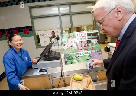 Nachdem die Schüler hatten ihre Lunchpakete, Staatssekretär für Lebensmittel, Ernährung und Consumer Services Kevin Concannon sein Mittagessen Entscheidungen getroffen und bezahlte für seine Mahlzeit, während eine Nationale Schule Mittagessen Woche Veranstaltung in Nottingham Volksschule in Arlington, VA, am Mittwoch, dem 12. Oktober 2011. (Der Zeitplan und das Menü wurden für die Veranstaltung nicht verändert). Die Landwirte von bigg Riggs Bauernhof im Hampshire County, WV, und Maple Avenue Markt Bauernhof in Wien, VA waren sehr beliebt bei den Studenten. Das heutige Menü enthalten gebratenes Huhn, geröstetem Butternusskürbis mit getrockneten Cranberries, Bauernhof Frischer gemischter Salat Salat, Türkei wickelt Stockfoto