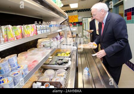 Nachdem die Schüler hatten ihre Lunchpakete, Staatssekretär für Lebensmittel, Ernährung und Consumer Services Kevin Concannon sein Mittagessen Entscheidungen getroffen und bezahlte für seine Mahlzeit, während eine Nationale Schule Mittagessen Woche Veranstaltung in Nottingham Volksschule in Arlington, VA, am Mittwoch, dem 12. Oktober 2011. (Der Zeitplan und das Menü wurden für die Veranstaltung nicht verändert). Die Landwirte von bigg Riggs Bauernhof im Hampshire County, WV, und Maple Avenue Markt Bauernhof in Wien, VA waren sehr beliebt bei den Studenten. Das heutige Menü enthalten gebratenes Huhn, geröstetem Butternusskürbis mit getrockneten Cranberries, Bauernhof Frischer gemischter Salat Salat, Türkei wickelt Stockfoto