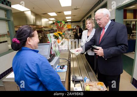 Nachdem die Schüler hatten ihre Lunchpakete, Staatssekretär für Lebensmittel, Ernährung und Consumer Services Kevin Concannon sein Mittagessen Entscheidungen getroffen und bezahlte für seine Mahlzeit, während eine Nationale Schule Mittagessen Woche Veranstaltung in Nottingham Volksschule in Arlington, VA, am Mittwoch, dem 12. Oktober 2011. (Der Zeitplan und das Menü wurden für die Veranstaltung nicht verändert). Die Landwirte von bigg Riggs Bauernhof im Hampshire County, WV, und Maple Avenue Markt Bauernhof in Wien, VA waren sehr beliebt bei den Studenten. Das heutige Menü enthalten gebratenes Huhn, geröstetem Butternusskürbis mit getrockneten Cranberries, Bauernhof Frischer gemischter Salat Salat, Türkei wickelt Stockfoto