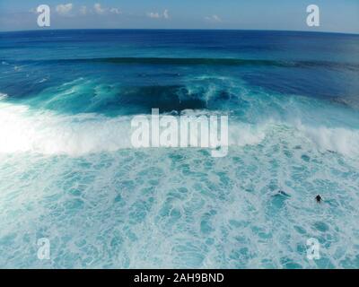 Luftaufnahme der Surfer auf der Leiterplatte verfängt, die Wellen, grosse Wellen tropischen blauen Ozean, Bali, Indonesien Stockfoto